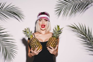 ananas, tropic kavramı ile poz pembe şapkası kırmızı dudaklar ile sarışın genç kadın portresi.