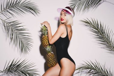 Ananas, beyaz stüdyo arka plan ayakta sarışın genç kadın 