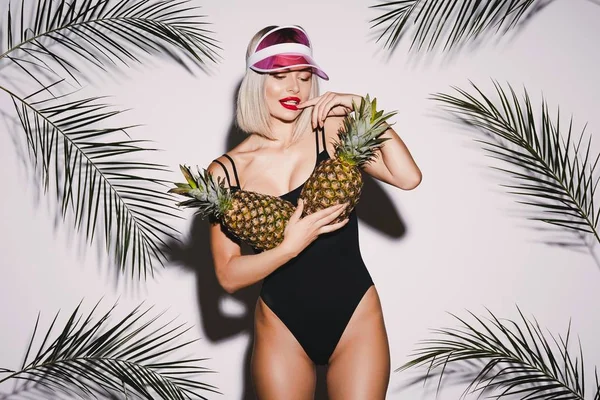 Atraktivní Mladá Blonďatá Dívka Sobě Plavky Stojí Dvěma Ananas Bílé — Stock fotografie