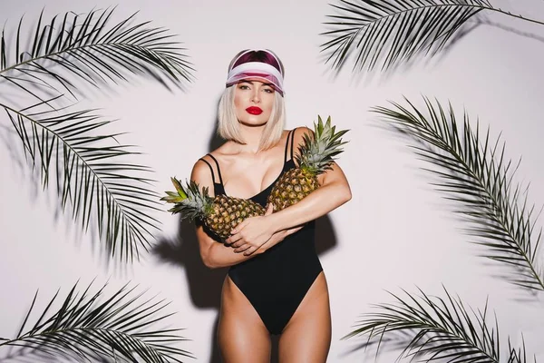 Atraktivní Mladá Blonďatá Dívka Sobě Plavky Stojí Dvěma Ananas Bílé — Stock fotografie