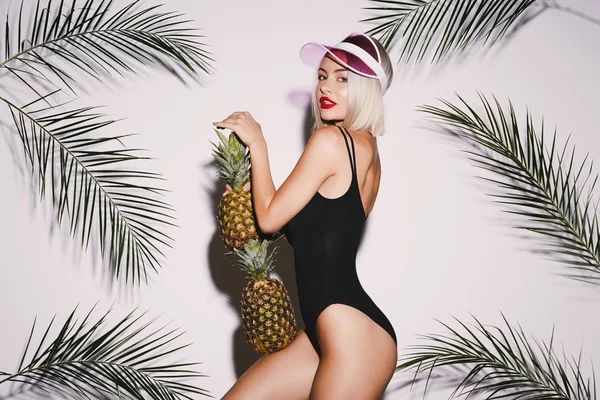 Mladá Blond Žena Stojící Ananasy Bílé Studio Pozadí — Stock fotografie