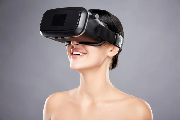 Hübsches Junges Mädchen Mit Nackten Schultern Trägt Virtual Reality Brille — Stockfoto