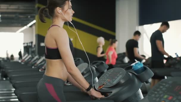 Fit Körper Mädchen läuft in der Turnhalle — Stockvideo