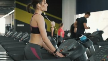 Spor salonunda çalışan fit vücut kız