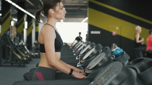 Belle fille en forme courir au fond de la salle de gym — Video