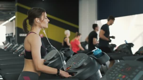 Söt och ung tjej jogging i gymmet — Stockvideo