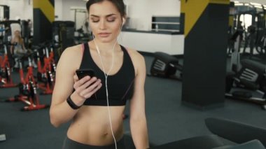 Güzel ve Genç kız spor salonunda koşu