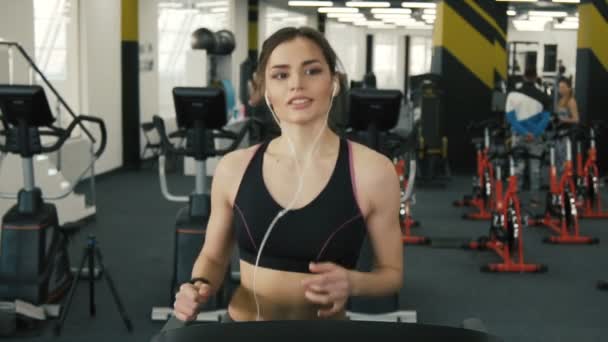 Ajuste corpo menina correndo no ginásio — Vídeo de Stock