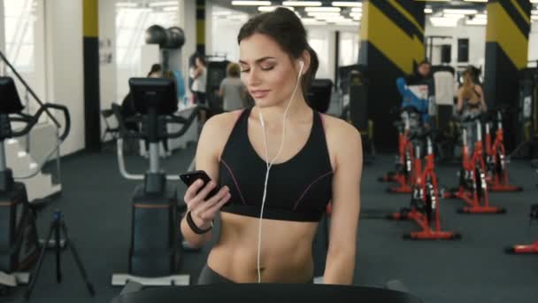 Atraktivní fit dívka jogging v tělocvičně — Stock video