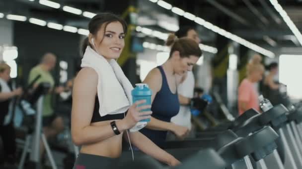 Söt och ung tjej jogging i gymmet — Stockvideo