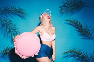 Büyük lolipop ile poz.