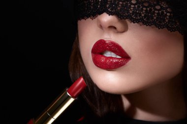 Kırmızı dudaklar ile güzel kız 