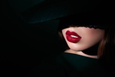 Kırmızı dudaklar ve kapalı gözler ile seksi kız