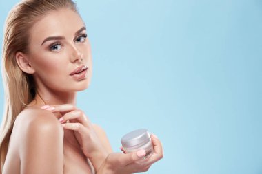 Yüz Kremi Kullanılıyor