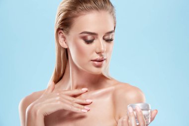 Yüz kremi kullanan güzel kız