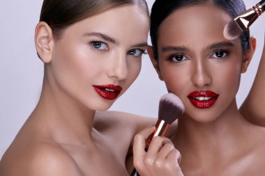 makyaj fırçaları ile poz genç güzel kadınların portresi