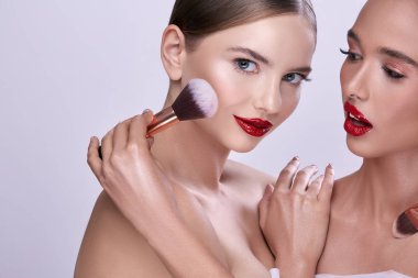 makyaj fırçaları ile poz genç güzel kadınların portresi