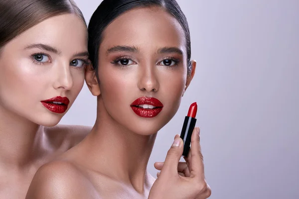 Retrato Jovens Mulheres Bonitas Posando Com Batom Vermelho — Fotografia de Stock