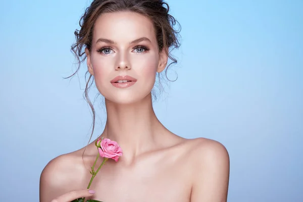 Портрет Привабливої Молодої Жінки Рожевою Трояндою Позує Синьому Фоні — стокове фото