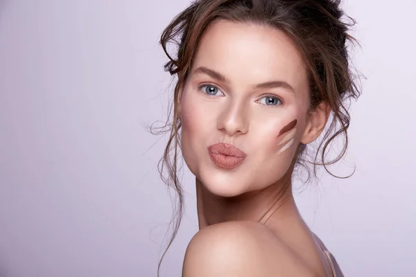 Hermosa Joven Con Maquillaje Desnudo Posando Sobre Fondo Púrpura — Foto de Stock