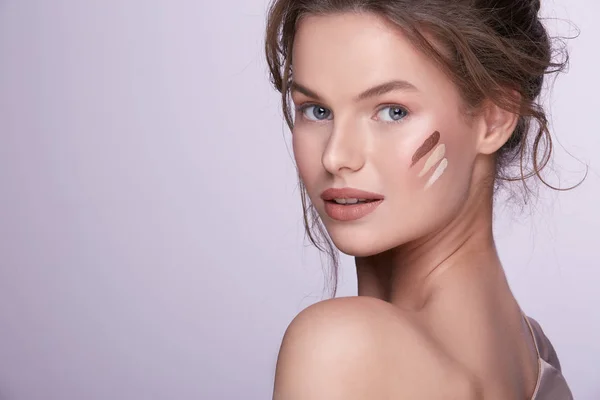 Vacker Ung Flicka Med Naken Makeup Poserar Lila Bakgrund — Stockfoto