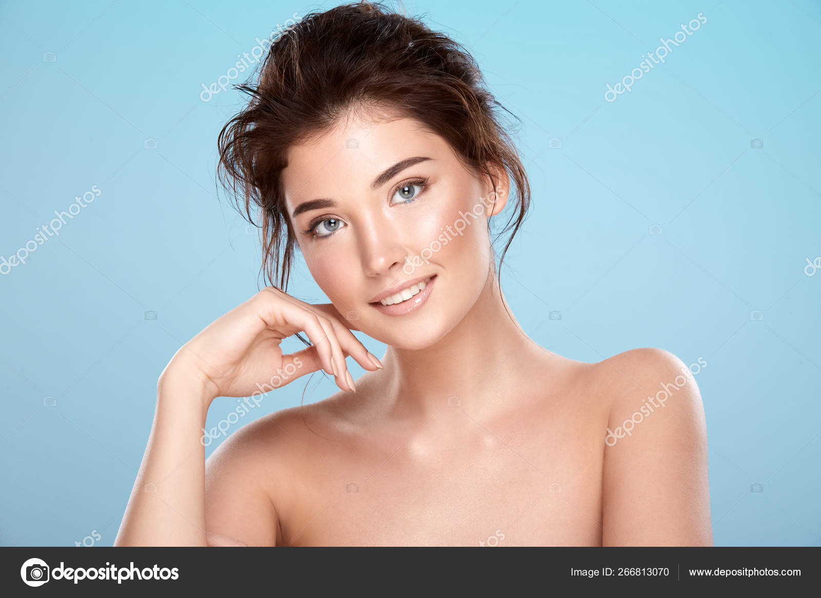 自然赤身裸体的女人有着大大的笑容 — 图库照片©racool_studio＃404843650