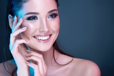 koyu arka plan üzerinde akşam makyaj ile güzel esmer kadın