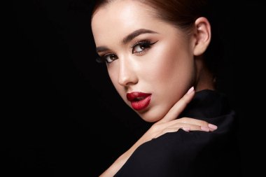 siyah arka plan üzerinde akşam makyaj ile çekici genç kadın