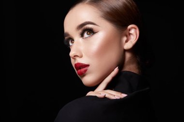 siyah arka plan üzerinde akşam makyaj ile çekici genç kadın