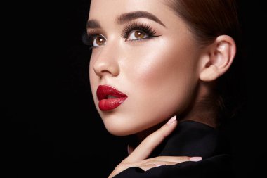 siyah arka plan üzerinde akşam makyaj ile çekici genç kadın