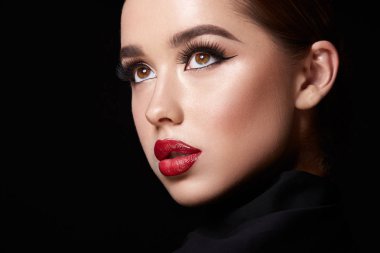 siyah arka plan üzerinde akşam makyaj ile çekici genç kadın
