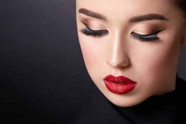 siyah arka plan üzerinde akşam makyaj ile çekici genç kadın