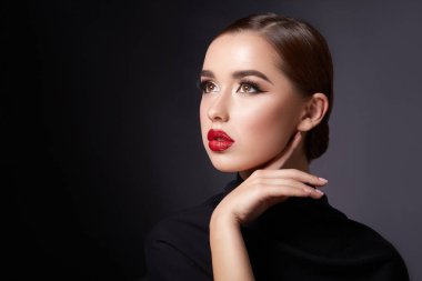 siyah arka plan üzerinde akşam makyaj ile çekici genç kadın