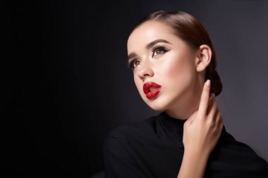 siyah arka plan üzerinde akşam makyaj ile çekici genç kadın