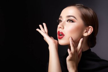 siyah arka plan üzerinde akşam makyaj ile çekici genç kadın