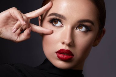 siyah arka plan üzerinde akşam makyaj ile çekici genç kadın