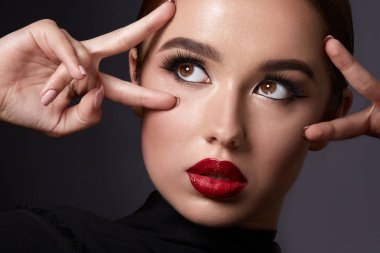 siyah arka plan üzerinde akşam makyaj ile çekici genç kadın