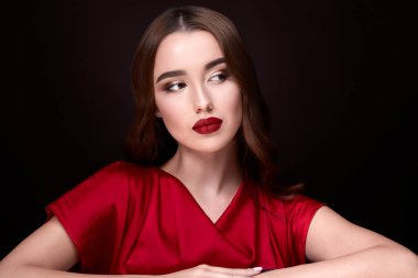 siyah arka plan üzerinde akşam makyaj ile çekici genç kadın