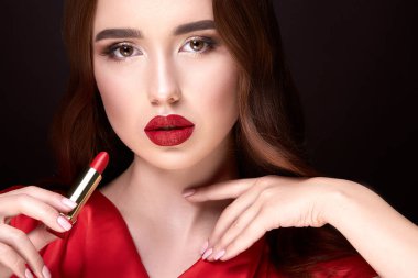 siyah arka plan üzerinde akşam makyaj ve kırmızı ruj ile çekici genç kadın