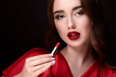 siyah arka plan üzerinde akşam makyaj ve kırmızı ruj ile çekici genç kadın