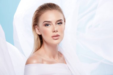 beyaz ve mavi arka plan üzerinde ihale sarışın kadın