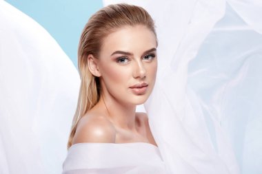 beyaz ve mavi arka plan üzerinde ihale sarışın kadın