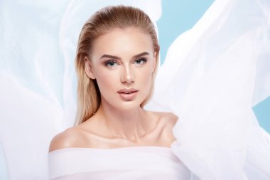 beyaz ve mavi arka plan üzerinde ihale sarışın kadın