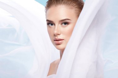 beyaz ve mavi arka plan üzerinde ihale sarışın kadın