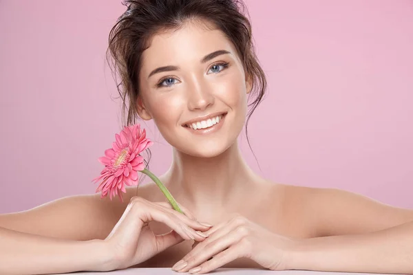 Woman Pink Flower Bare Shoulders Pink Background — 스톡 사진