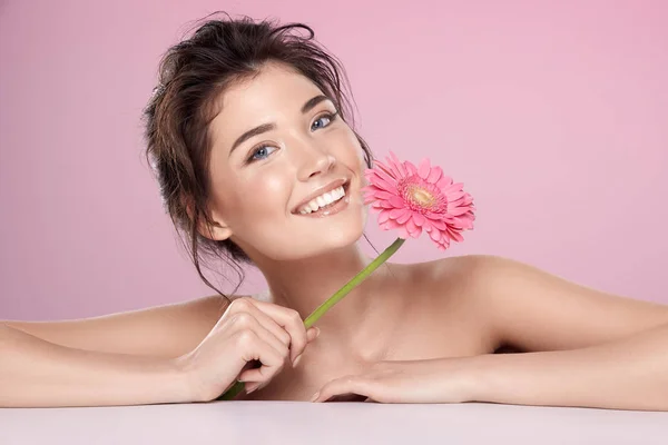 Woman Pink Flower Bare Shoulders Pink Background — Stockfoto