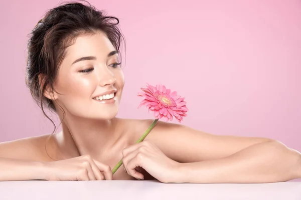 Woman Pink Flower Bare Shoulders Pink Background — Stockfoto