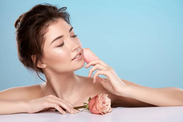 Young Attractive Woman Bare Shoulders Rose Flower Blue Background — ストック写真