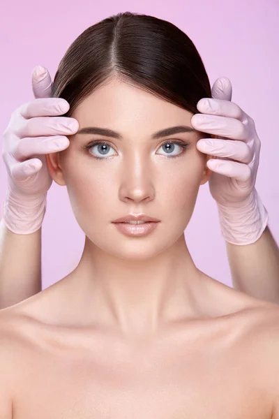 Részleges Kilátás Kozmetikus Gumi Kesztyű Fiatal Barna Rózsaszín Háttér — Stock Fotó