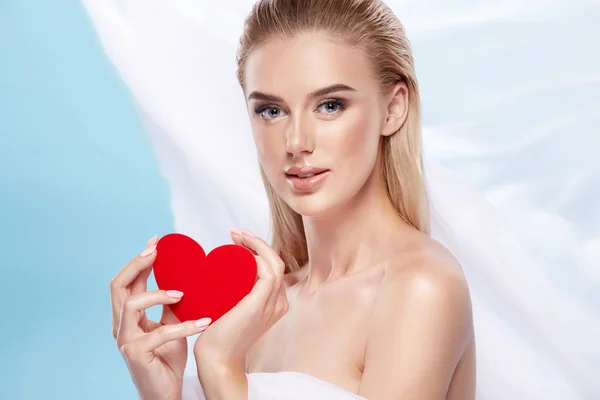 Tender Blond Kvinna Med Rött Hjärta Vit Och Blå Bakgrund — Stockfoto
